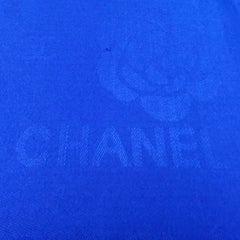 Pañuelo largo de seda jacquard azul real de Chanel, muy poco común, con el logotipo CC y la camelia de Francia