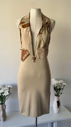 Minivestido safari con cuello halter de Ralph Lauren Purple Label, colección Primavera-Verano 2015, en color beige arena