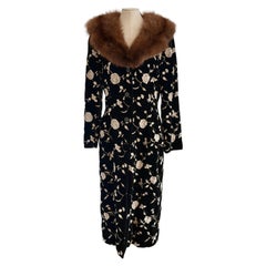 Abrigo de terciopelo negro con pelo de zorro bordado de Dolce & Gabbana, colección otoño-invierno 1997