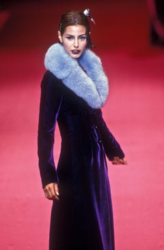 Abrigo de terciopelo negro con pelo de zorro bordado de Dolce & Gabbana, colección otoño-invierno 1997