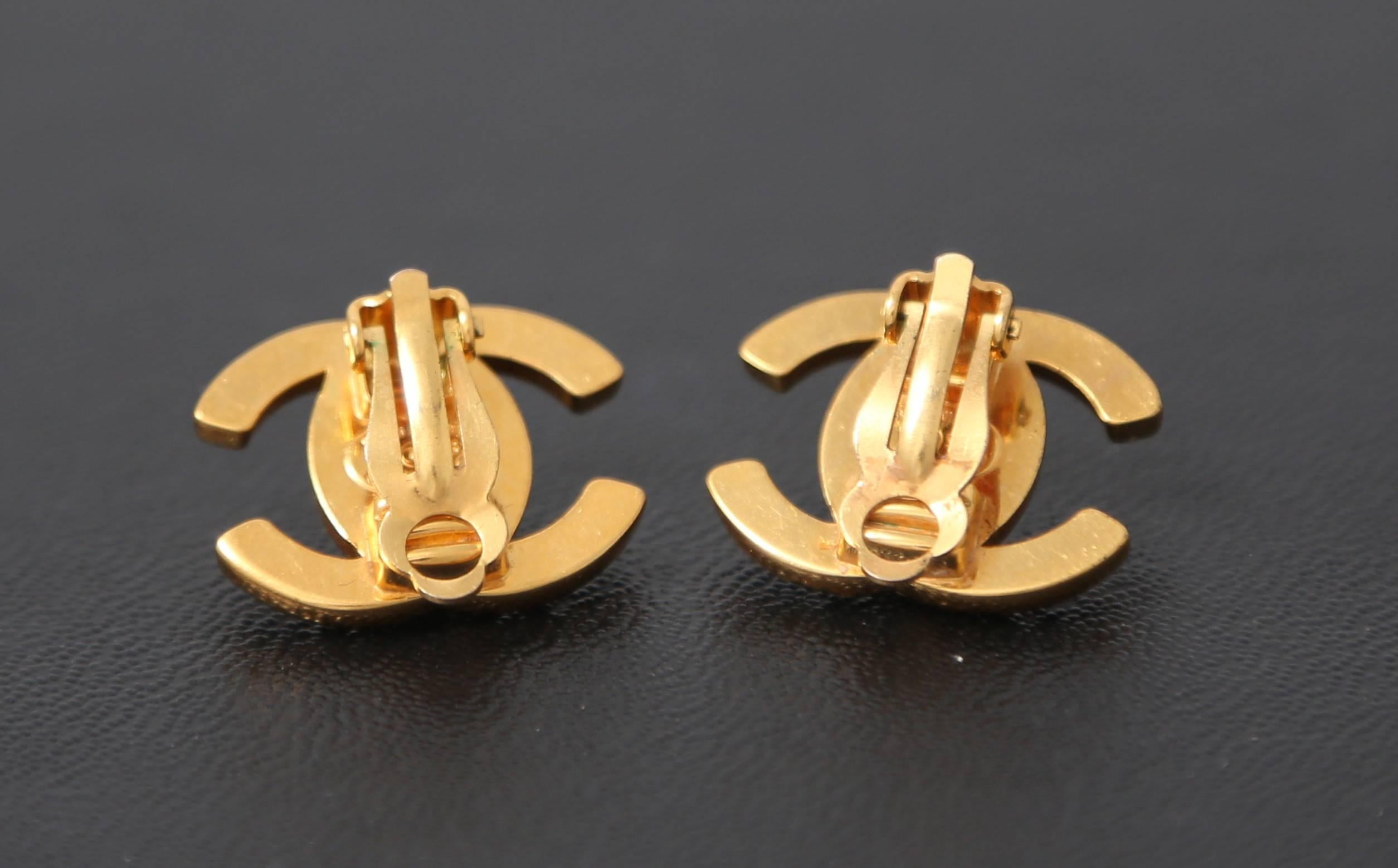 Vintage 1990s Chanel Gold plated and crystal clip on earrings in the classic CC twist lock logo complete with diamantes throughout. 

Length – 2 com 
Height 1.5 cm
