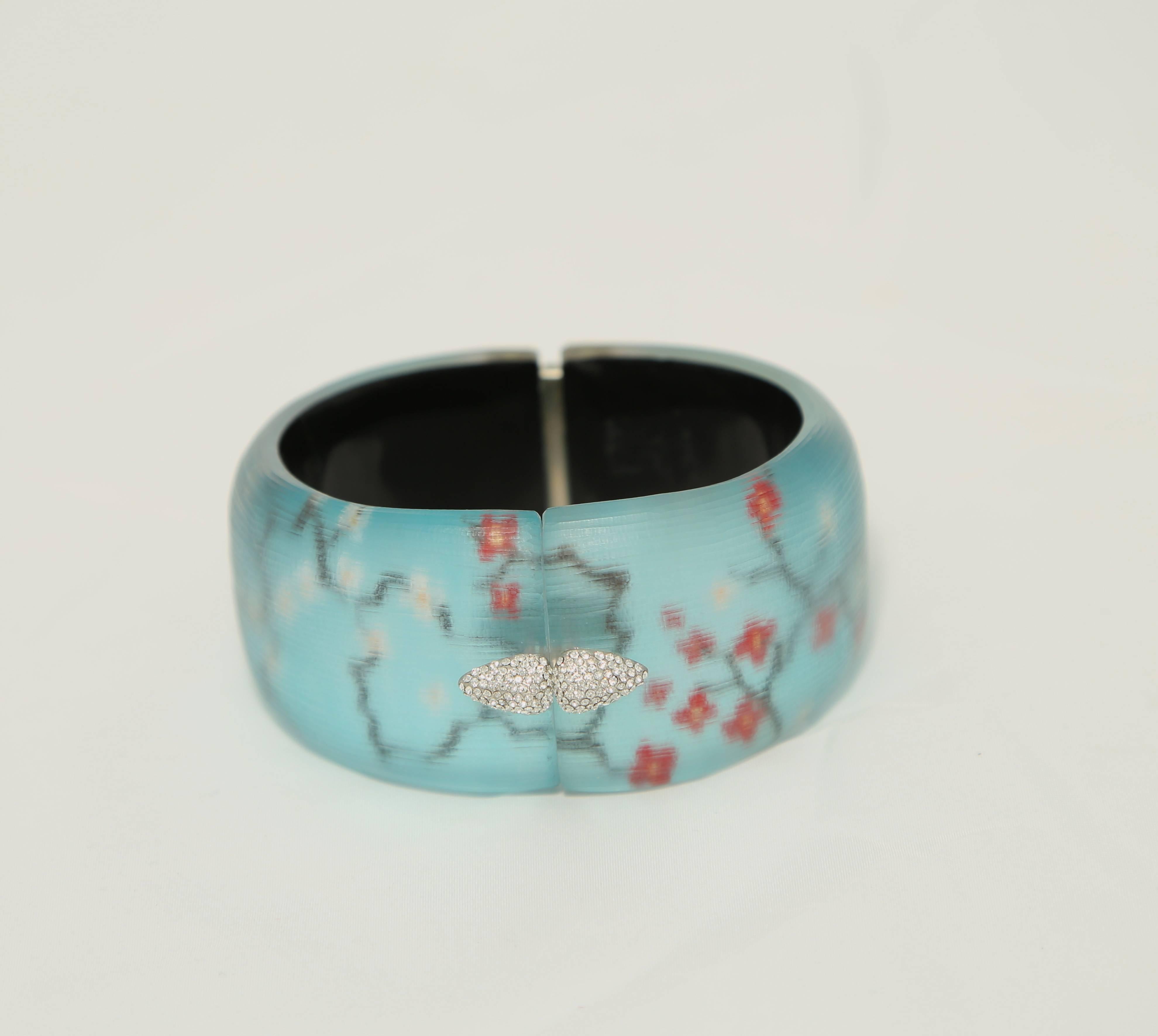 Alexis Bittar floral Lucite cuff with magnetic hinge catch 

Width 1.5
Circumference - 6
