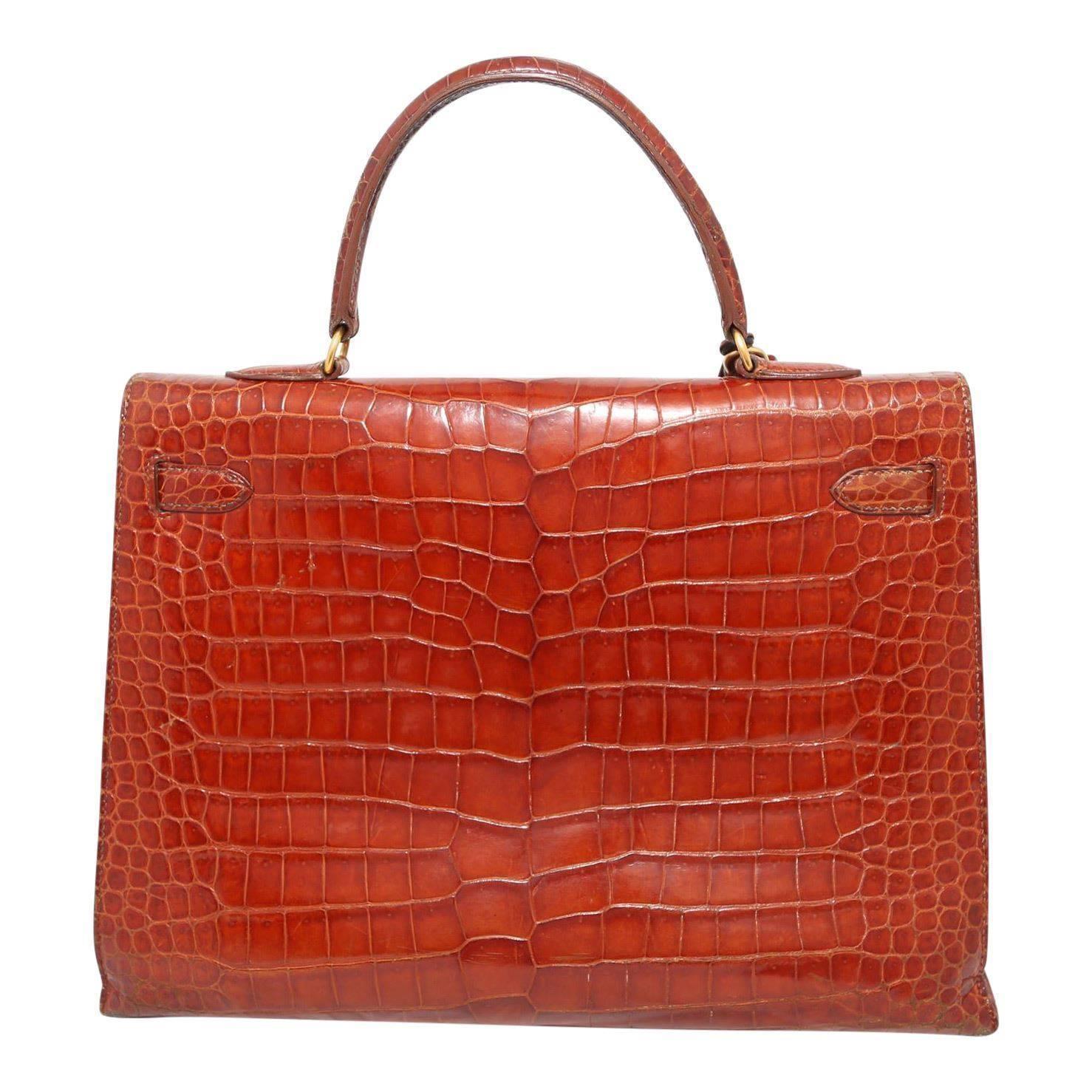 Hermes porous crocodile Kelly bag stamp 1993. gold hardware 

depth 13cm 
height – 26cm 
width - 35cm 

With Working key and lock 

Handle has slight wear 
