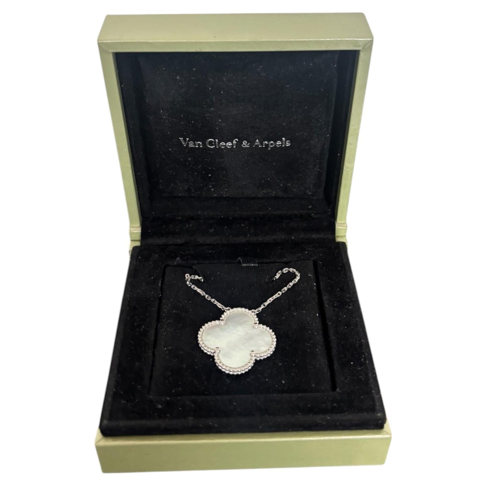 Collana Magic di Van Cleef & Arpels in vendita