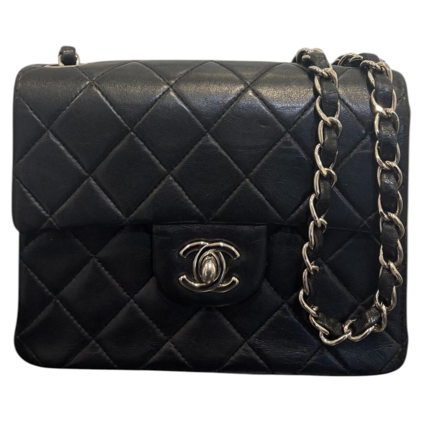 Borsa Chanel Mini nera con dettagli argentati, intorno al 2000