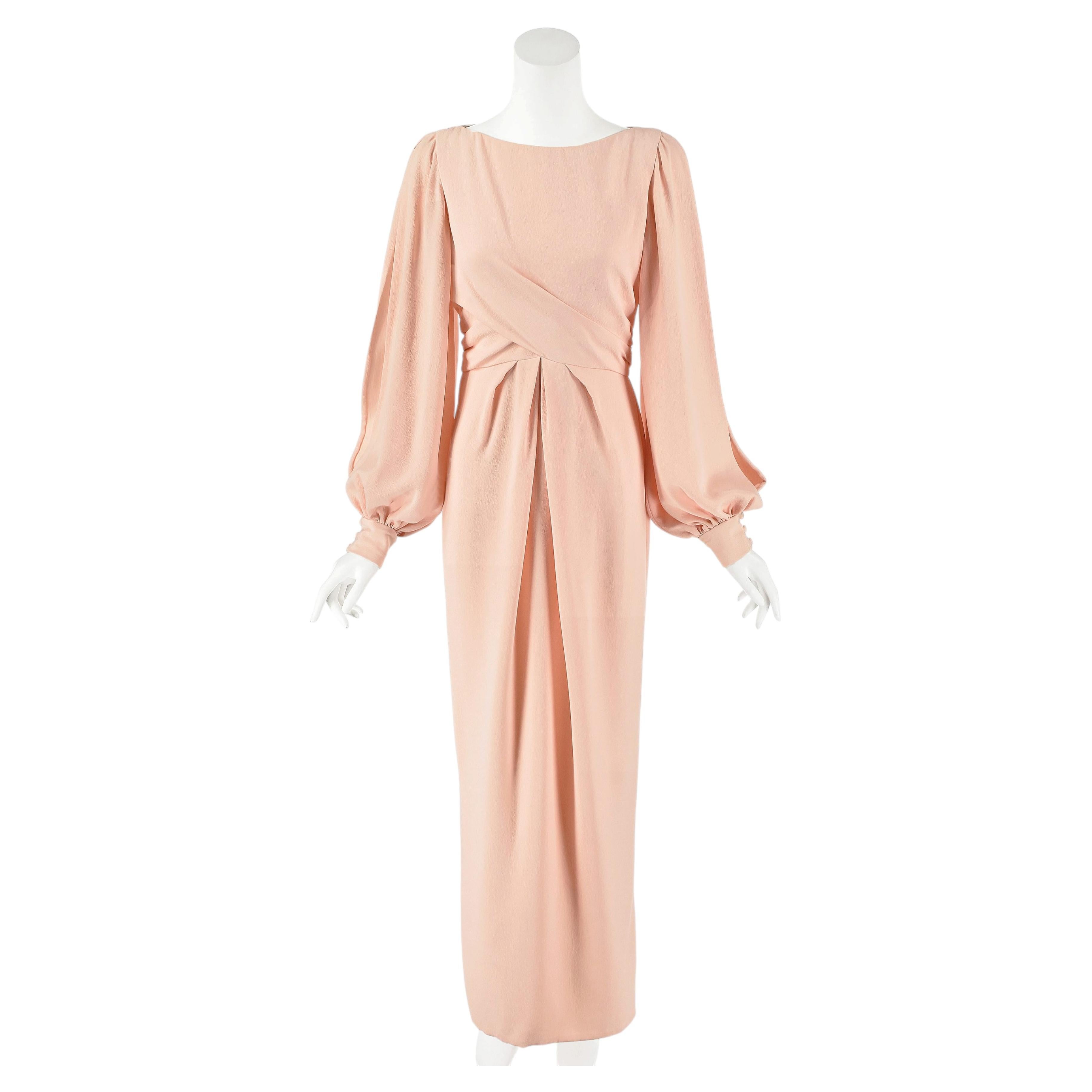 BILL BLASS, ca. 1990, Abendkleid aus pfirsichfarbenem Seidenkrepp mit auffälligen Schlitzärmeln, Größe 8