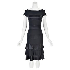 Valentino Garavani, ca. 2005, schwarzes Cocktailkleid aus Seide mit Bändern und Volants, S4