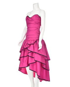 Vestido de fiesta sin tirantes estilo flamenco de PIERRE BALMAIN de los años 80, de tafetán rosa intenso, talla 2