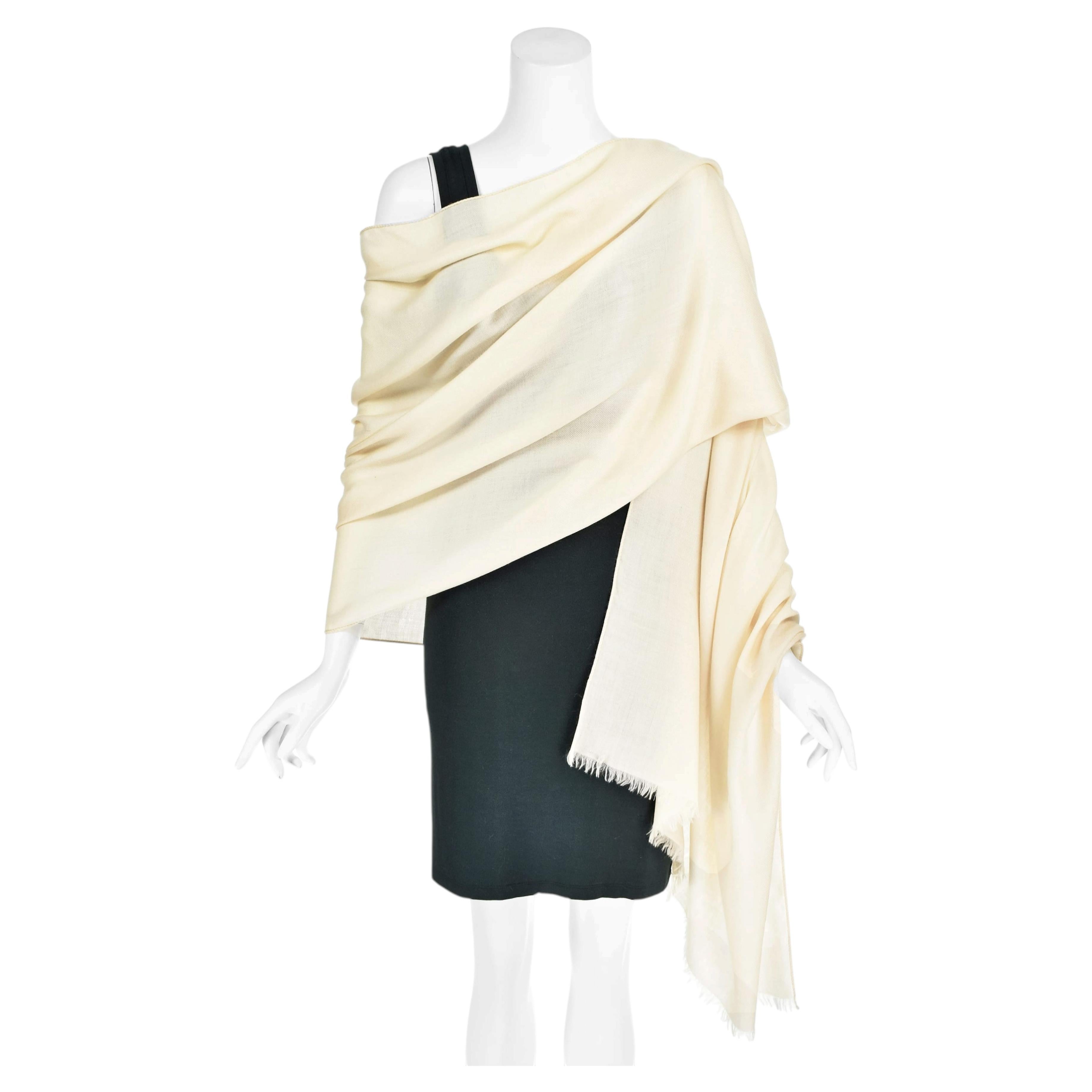 LORO PIANA – Châle en twill de cachemire ivoire léger, datant des années 1990 environ – 32 pouces x 82 pouces