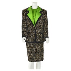 JACQUELINE de RIBES, hacia 1988. Traje de noche de terciopelo negro con bordados dorados, talla 10