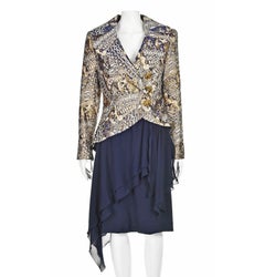 Paul-Louis Orrier, 1991 circa. Completo composto da giacca in jacquard metallizzato e abito in chiffon blu navy