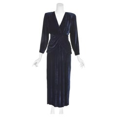 Vestido largo de terciopelo de seda azul medianoche de BILL BLASS, de alrededor de 1983, con peplum fruncido, talla 6