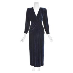 BILL BLASS, ca. 1983, mitternachtsblaues Seidenvelours-Abendkleid mit gerafftem Schößchen, Größe 6
