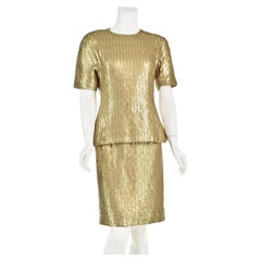 ARNOLD SCAASI, vers les années 1960. Robe de couture deux pièces recouverte de paillettes dorées mates. SZM