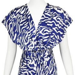 PRABAL GURUNG, ca. 2019, blau-weißes Maxikleid aus Seidencharmeuse mit Tierprint, Größe 4