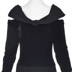 TOMASZ STARZEWSKI : Robe de cocktail en velours noir à franges et épaules dénudées, fin des années 1980