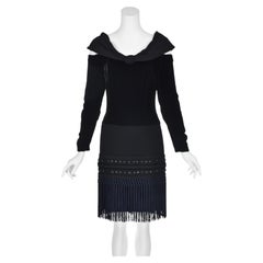 TOMASZ STARZEWSKI : Robe de cocktail en velours noir à franges et épaules dénudées, fin des années 1980