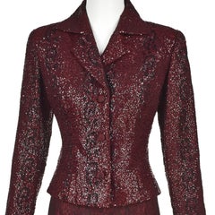 NAEEM KHAN – Kostüm aus Jacke und Rock aus burgunderrotem und schwarzem Reptil-Jacquard mit Perlenverzierung, Größe 2/4