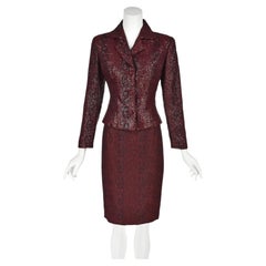 NAEEM KHAN – Kostüm aus Jacke und Rock aus burgunderrotem und schwarzem Reptil-Jacquard mit Perlenverzierung, Größe 2/4