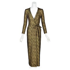 DRIES VAN NOTEN – Maxikleid mit Wickelausschnitt in Metallic-Gold und Schwarz mit Struktur
