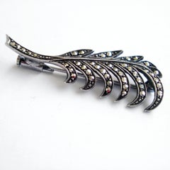 Spilla Art Déco in argento francese con piuma e marcasite, anni '30 circa, 4,5 cm