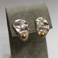 Orecchini audaci in argento e oro, dalla forma organica per un look di grande impatto