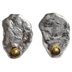 Orecchini audaci in argento e oro, dalla forma organica per un look di grande impatto