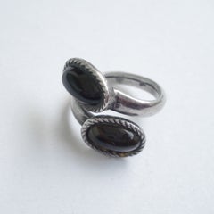 Anello francese in argento con due cabochon, punzonato L&Cie e con il simbolo del granchio che indica la purezza