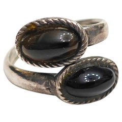 Anello francese in argento con due cabochon, punzonato L&Cie e con il simbolo del granchio che indica la purezza