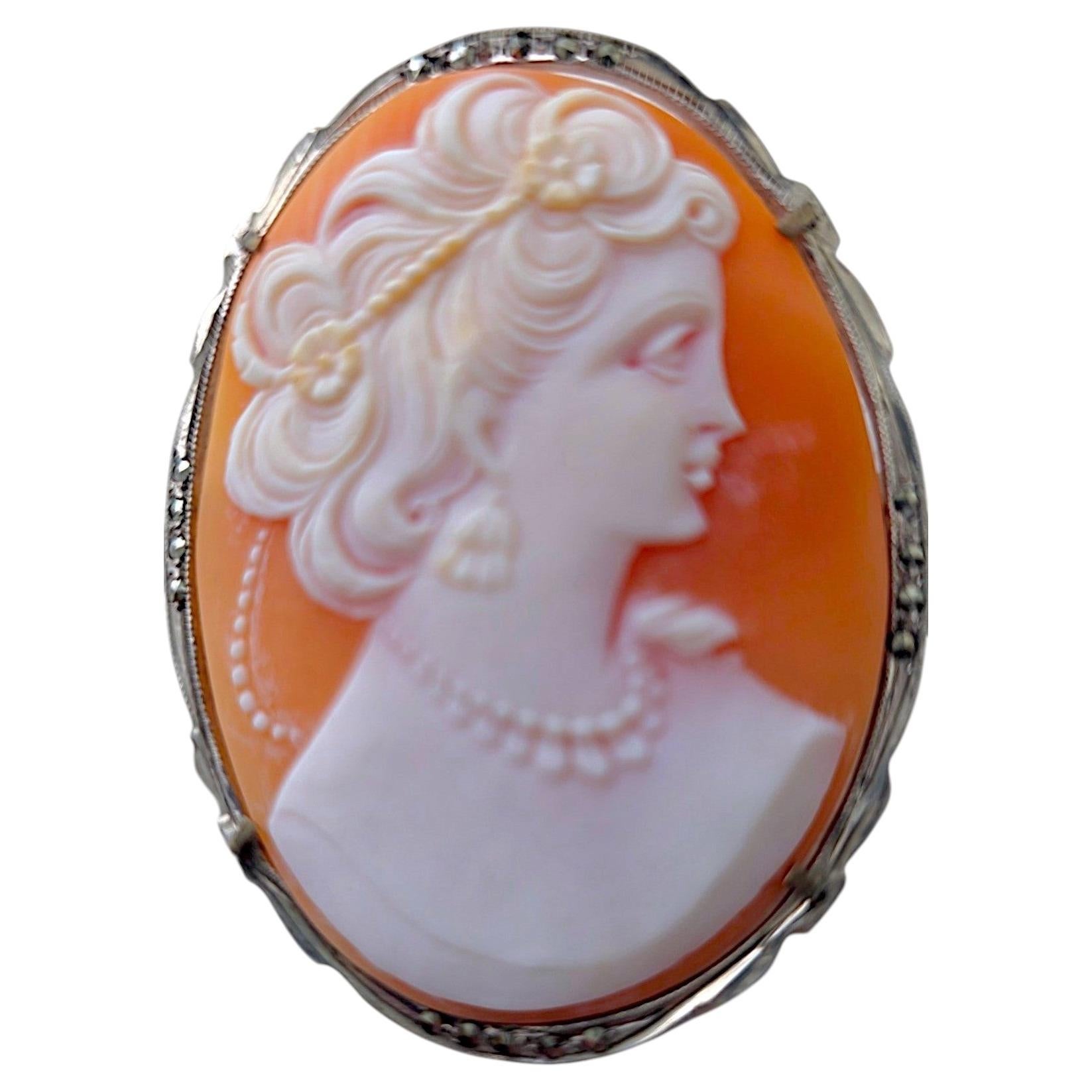 Grande spilla-ciondolo Art Déco con cammeo in conchiglia intagliato a mano e marcasite, 1930 circa