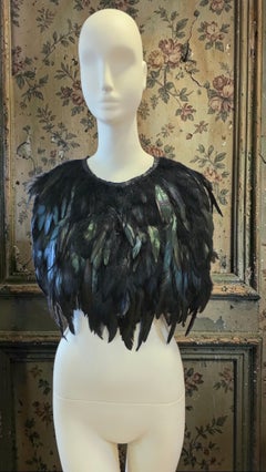 Capa de noche con plumas, estilo Art Déco inspirada en la época de las flappers. Tamaño M-L