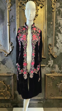 Abrigo de noche vintage de terciopelo negro con bordados florales. Talla del Reino Unido: 10; EE. UU.: 6