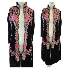 Abrigo de noche vintage de terciopelo negro con bordados florales. Talla del Reino Unido: 10; EE. UU.: 6