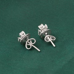 Orecchini a bottone con moissanite a forma di pera e marquise da 0,50 carati in oro bianco 18k