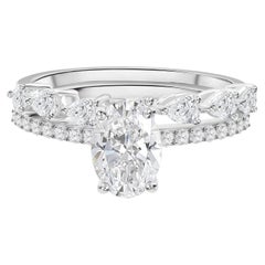 Ring mit 1,75 Karat Moissanit in Marquise- und Rundschliff aus 18 Karat Weißgold