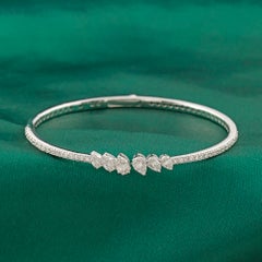 Bracelet rigide en or blanc 18 carats orné de moissanites en forme de baguette et de pierres rondes de 0,91 carat