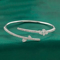 Bracelet rigide en or blanc 18 carats serti de moissanites de 2,55 carats, taillées en forme de marquise et de rondelles