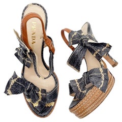 Sandali con tacco alto e plateau, con fiocco in pelle di pitone, collezione Prada Primavera 2009, numero 37,5