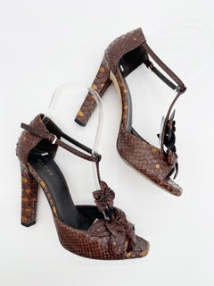 Sandalias de tacón de Gucci, estilo retro, en piel de pitón marrón con diseño de flores y tiras en forma de T, talla IT 36