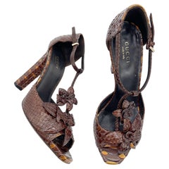 Sandalias de tacón de Gucci, estilo retro, en piel de pitón marrón con diseño de flores y tiras en forma de T, talla IT 36