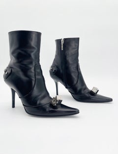 Bottines en cuir noir « Gambler Dice » à bout pointu, époque Dior Galliano, taille 37,5 (EU)