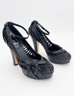 Christian Dior Galliano, automne 2007 : escarpins à talons compensés noirs à bride cheville et nœud, pointure 36,5 (EU)
