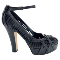 Christian Dior Galliano, automne 2007 : escarpins à talons compensés noirs à bride cheville et nœud, pointure 36,5 (EU)