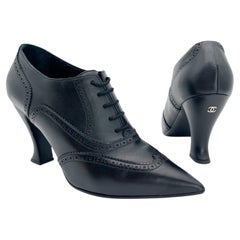 Escarpins Chanel 2018 en cuir noir, à lacets, style brogue, bout pointu, taille EU 39C
