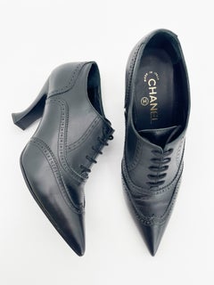 Escarpins Chanel 2018 en cuir noir, à lacets, style brogue, bout pointu, taille EU 39C
