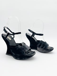 Sandales à talons compensés sculpturaux en velours bleu Prada Vintage, collection automne 2004, taille IT 35,5