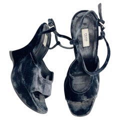 Sandales à talons compensés sculpturaux en velours bleu Prada Vintage, collection automne 2004, taille IT 35,5