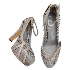 Christian Dior Galliano Automne-Hiver 2007 : escarpins à plateforme et bride à la cheville en python gris, pointure 37,5 (EU)