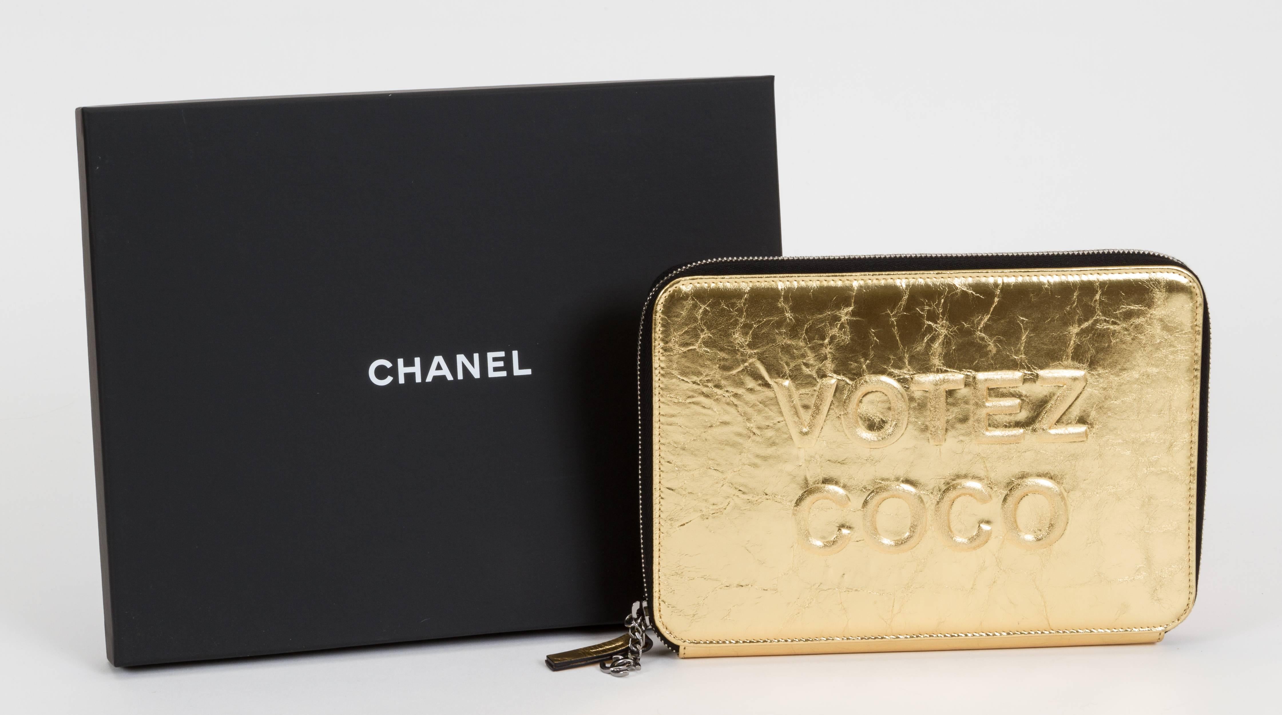 Pochette Chanel en édition limitée Votez Coco en cuir doré craquelé, zippée avec compartiments pour cartes de crédit. Neuf dans sa boîte avec hologramme, carte d'identité, livret, housse de velours et boîte.
