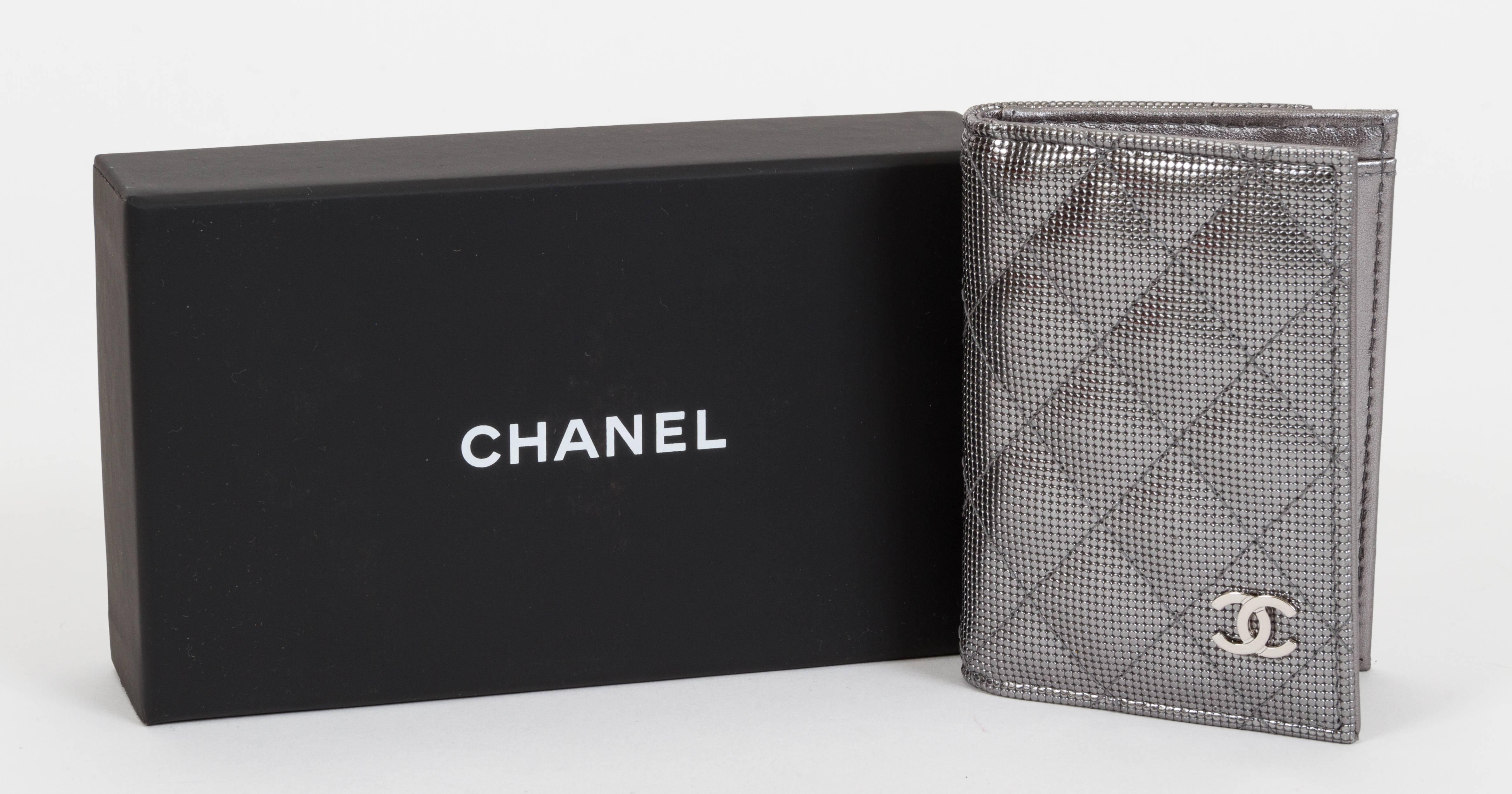 Chanel folded wallet in quilted silver metallic leather. Comes with hologram, ID card, booklet, duster and box.